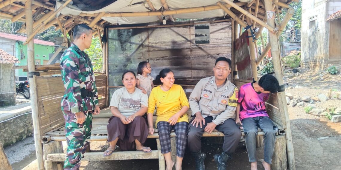 Sambangi Warga Untuk Tingkatkan Harkamtibmas Bhabinkamtibmas Bersinergi dengan Babinsa