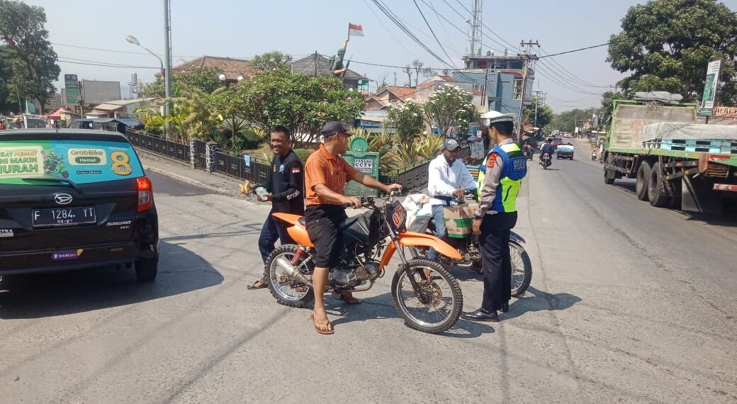 Polisi Berikan Teguran Secara Humanis Kepada Pelanggar Lalulintas Yang Tidak Menggunakan Helm