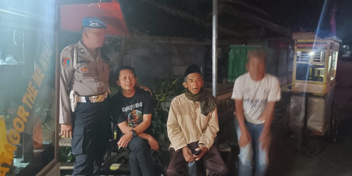 Guna Meningkatkan Keamanan, Polsek Kebon Pedes Sambangi Warga Malam Hari