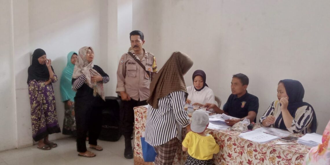 Selalu Hadir di tengah masyarakat  Bhabinkamtibmas Pengamanan dan monitoring Penyaluran Beras