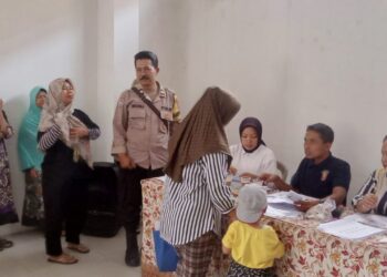 Selalu Hadir di tengah masyarakat  Bhabinkamtibmas Pengamanan dan monitoring Penyaluran Beras