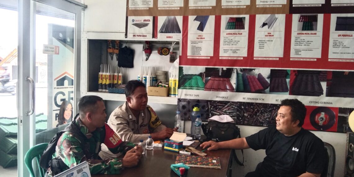 Bhabinkamtibmas Bersinergi dengan Babinsa Sambangi Warga Untuk Tingkatkan Harkamtibmas