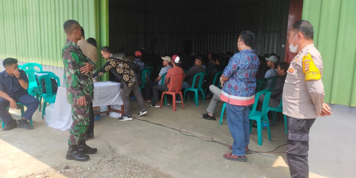 Bhabinkamtibmas Polsek Sukaraja melaksanakan pengamanan kegiatan Reses I (kesatu)