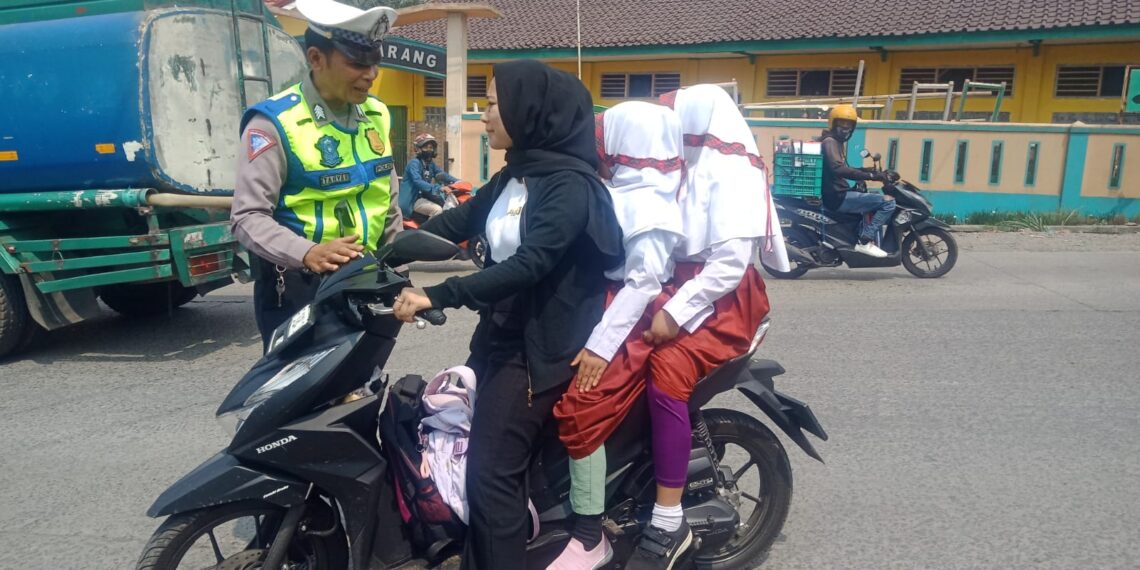 Tampa Lelah Polisi Berikan Teguran Secara Humanis Kepada Pelanggar Lalulintas Yang Tidak Menggunakan Helm
