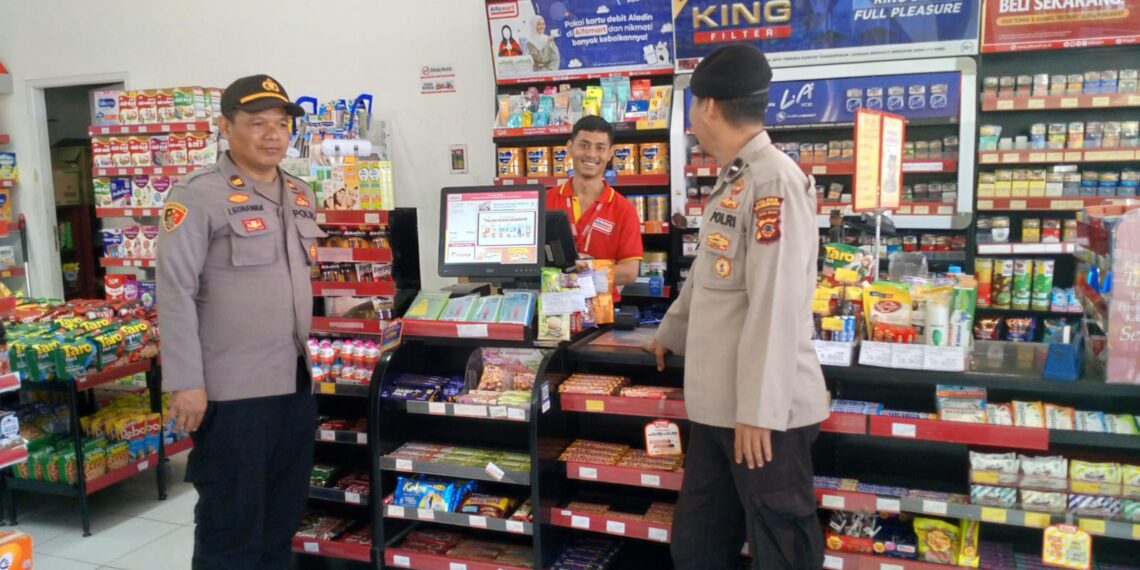 Kanit Samapta Polsek Sukalarang Laksanakan Patroli Dialogis Kerawanan Siang Kontrol Minimarket