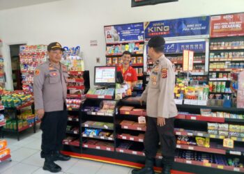 Kanit Samapta Polsek Sukalarang Laksanakan Patroli Dialogis Kerawanan Siang Kontrol Minimarket