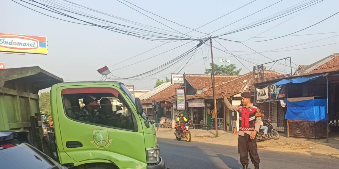 Polsek Lembursitu Berikan Pelayanan Pengaturan Lalu Lintas Dgn Humanis Kepada Warga Masyarakat