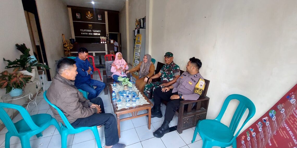 Pererat Silaturahmi, Senergitas TNI – Polri Bhabinkamtibmas Polsek Sukalarang Sambang Ke Kantor Desa Binaan