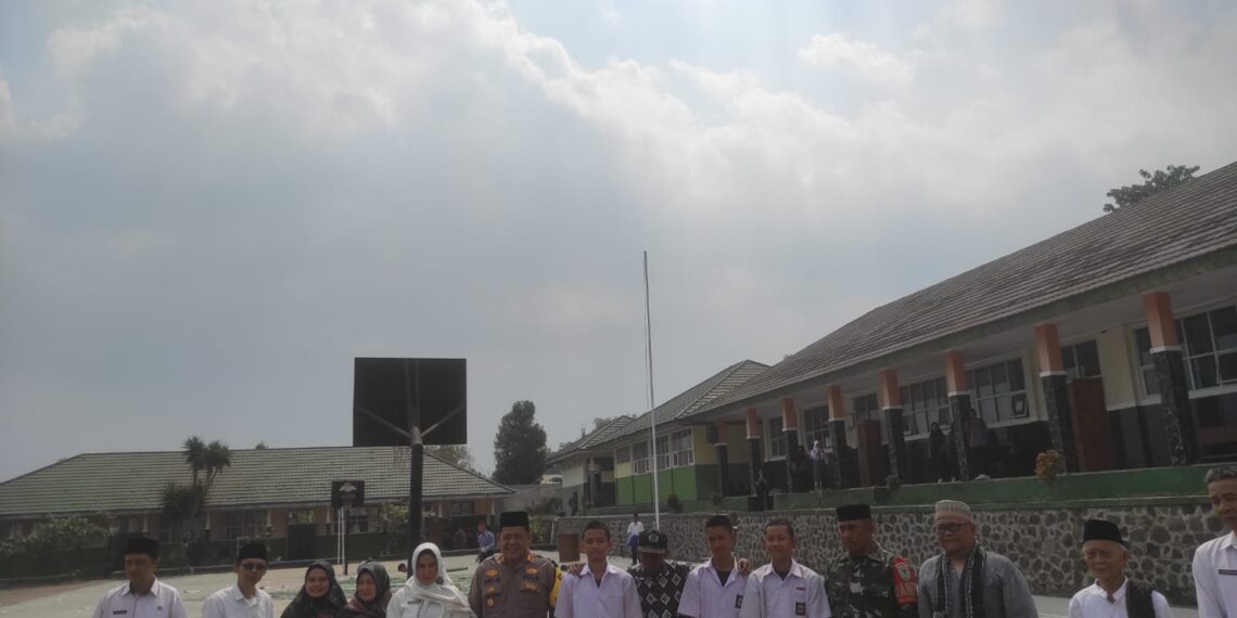 Jalin Silaturahmi, Senergitas TNI – Polri Kapolsek Sukalarang Sambang SMK Negri 1 Sukalarang