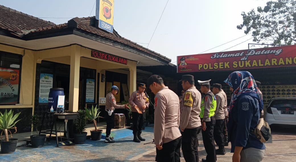 Kapolsek Sukalarang  Sampaikan Arahan Kepada Anggota Saat Apel Pagi