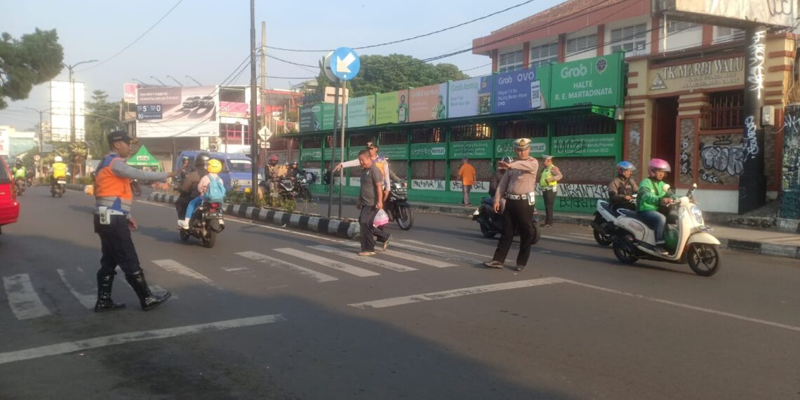 Unit Lantas Polsek Cikole Laksanakan Giat Pengaturan Di Pagi Hari