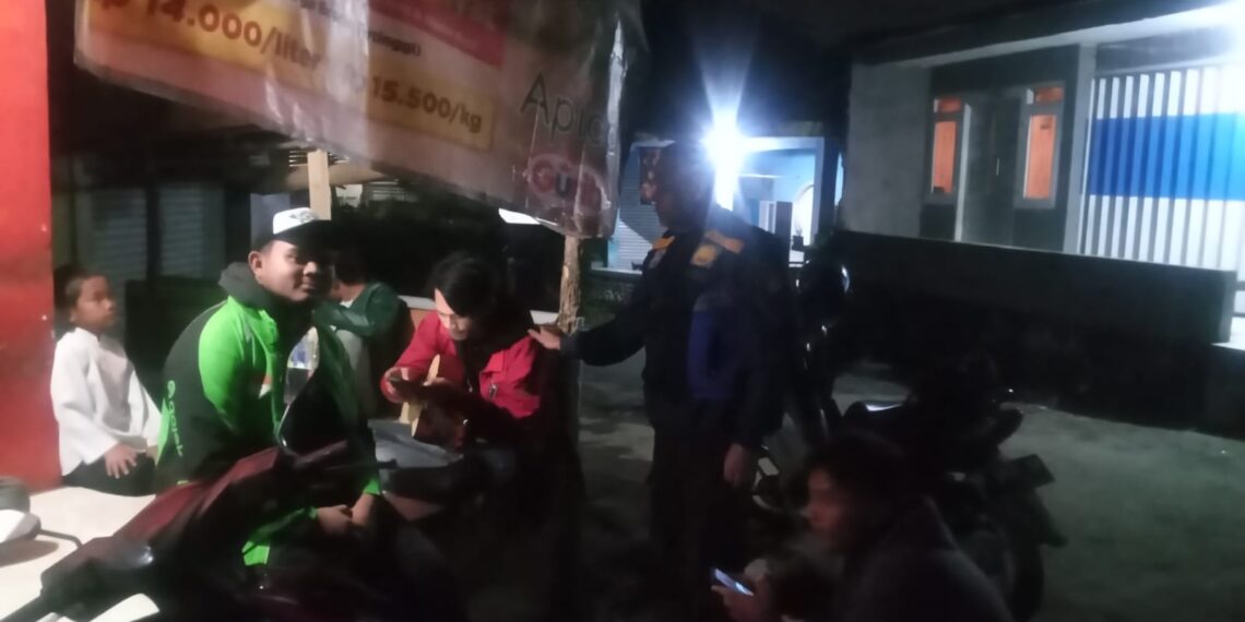 Polsek kadudampit laksanakan Patroli rutin di Perumahan warga dan berikan himbauan Kamtibmas