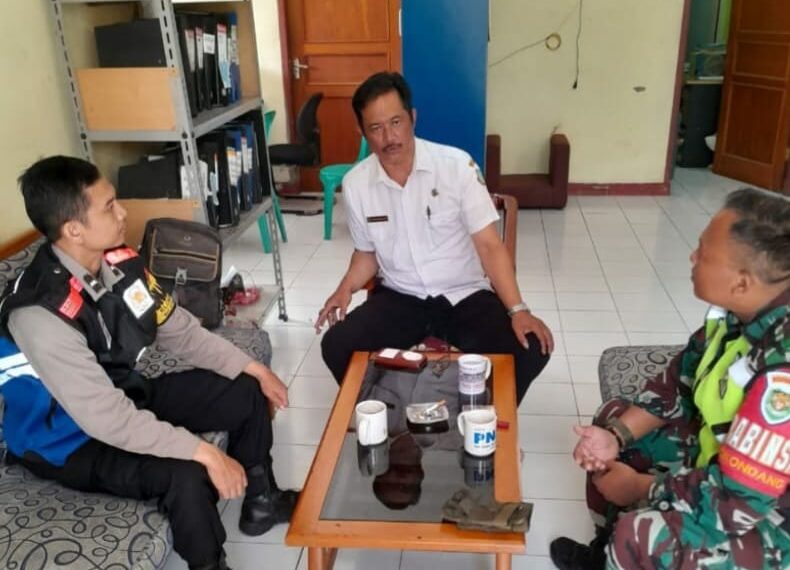 Sinergitas TNI-POLRI Bhabinkamtibmas dan Babinsa Cikondang Sambang dan Koordinasi Staff Kelurahan Cikondang.