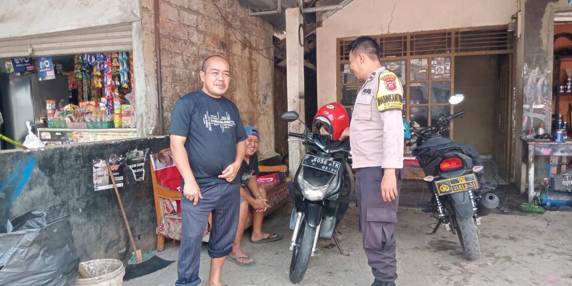 Bhabinkamtibmas Polsek Gunungguruh Sambangi Warga Dimalam Hari Dan Ajak Warga Jaga Kamtibmas