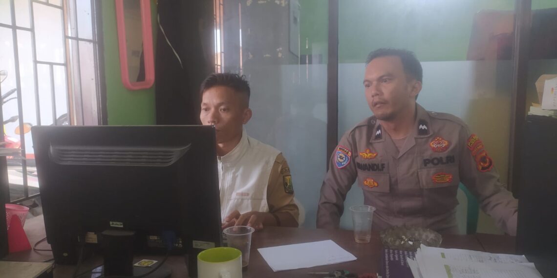 Bhabinkamtibmas Polsek Cisaat Jalin Sinergitas Dengan perangkat Desa