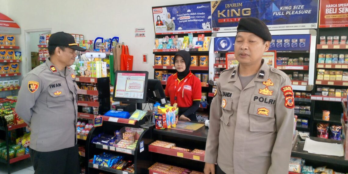 Polsek Sukalarang Sampaikan Himbauan Kamtibmas Kepada Karyawan Minimarket saat Patroli Siang