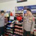Polsek Sukalarang Sampaikan Himbauan Kamtibmas Kepada Karyawan Minimarket saat Patroli Siang