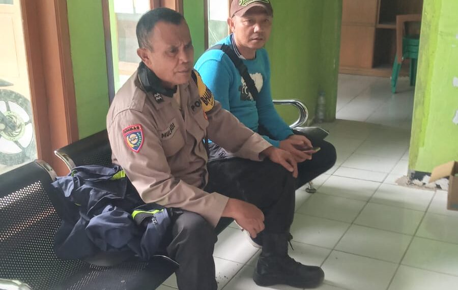 Bhabinkamtibmas Polsek Kadudampit Sambangi Warga Dimalam Hari Dan Ajak Warga Jaga Kamtibmas