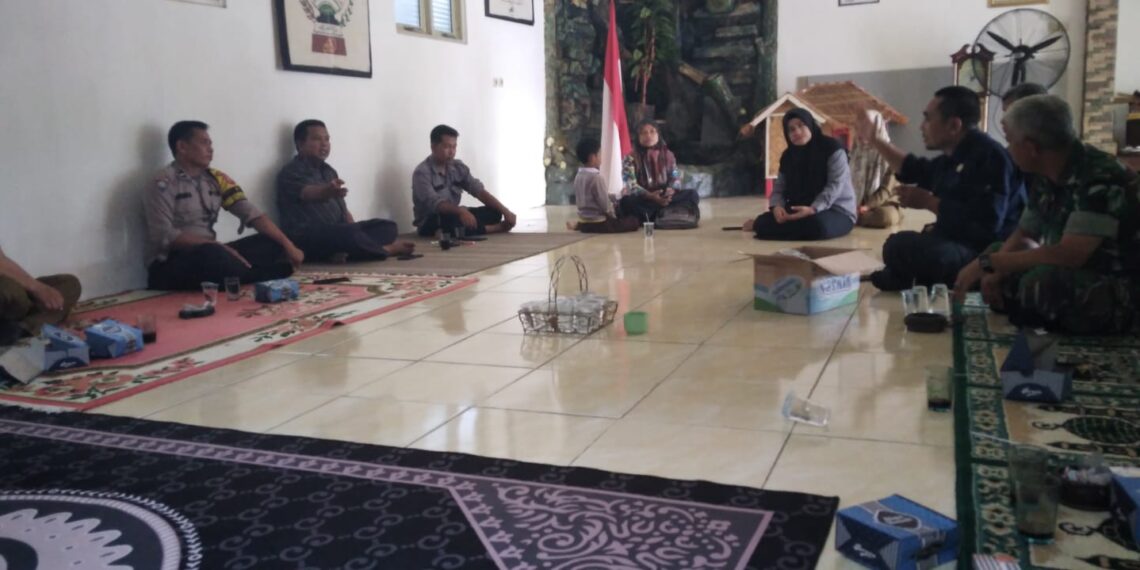 Bhabinkamtibmas dan Bhabinsa Hadiri Musdes Dikedusunan di Desa Cibolang