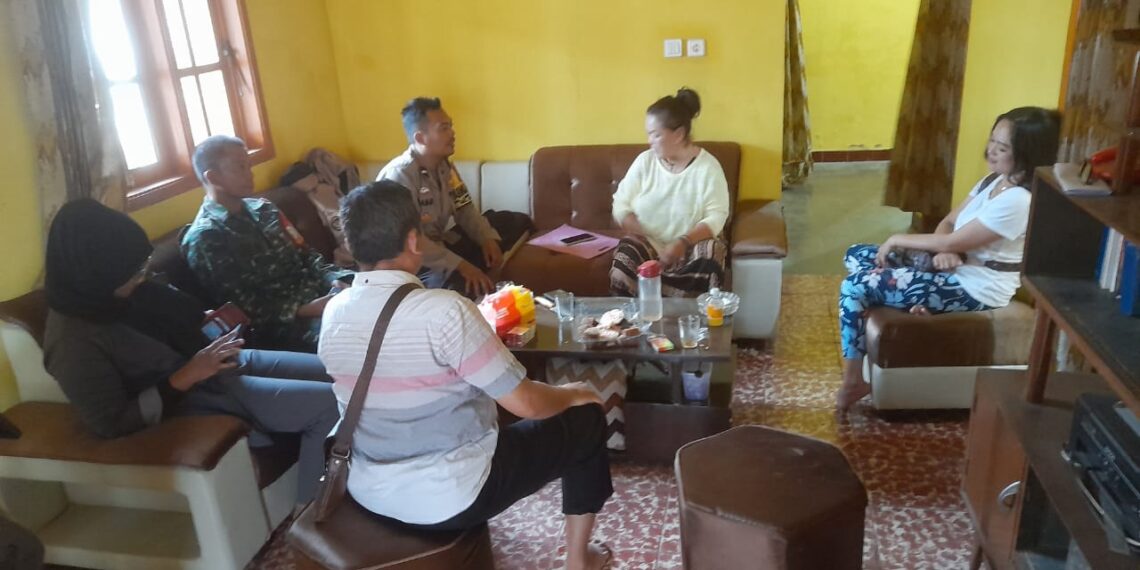 Sinergitas TNI-Polri Bhabinkamtibmas dan Babinsa Melaksanakan Sambang / Silaturahmi Kamtibmas Kepada warga Masyarakat.