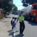 Wujud Kepedulian, Polisi Polsek Sukalarang Bantu Anak-Anak Sekolah Menyeberang Jalan Sepulang Sekolah