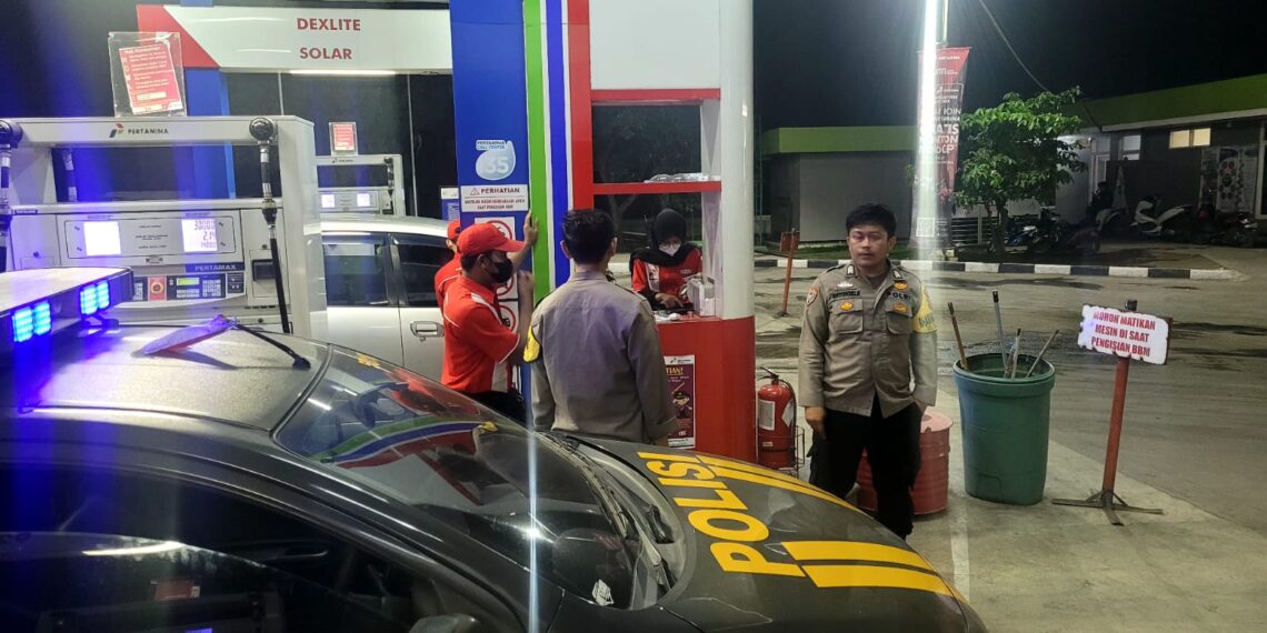 Polisi Patroli Polsek Sukalarang Melaksanakan Patroli  Malam Kontrol SPBU Antisipasi Gukamtibmas