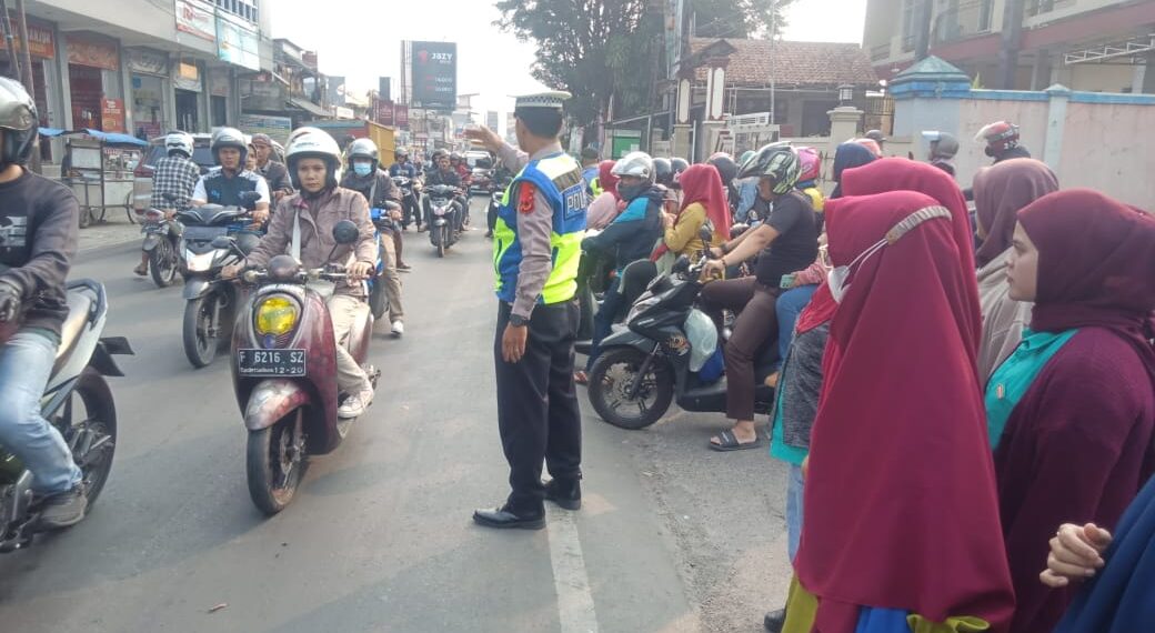 Antisipasi Kemacetan,Polisi polsek sukalarang Gelar Gatur Sore Bubaran Karyawan PT. Pratama Dan PT. GSI II