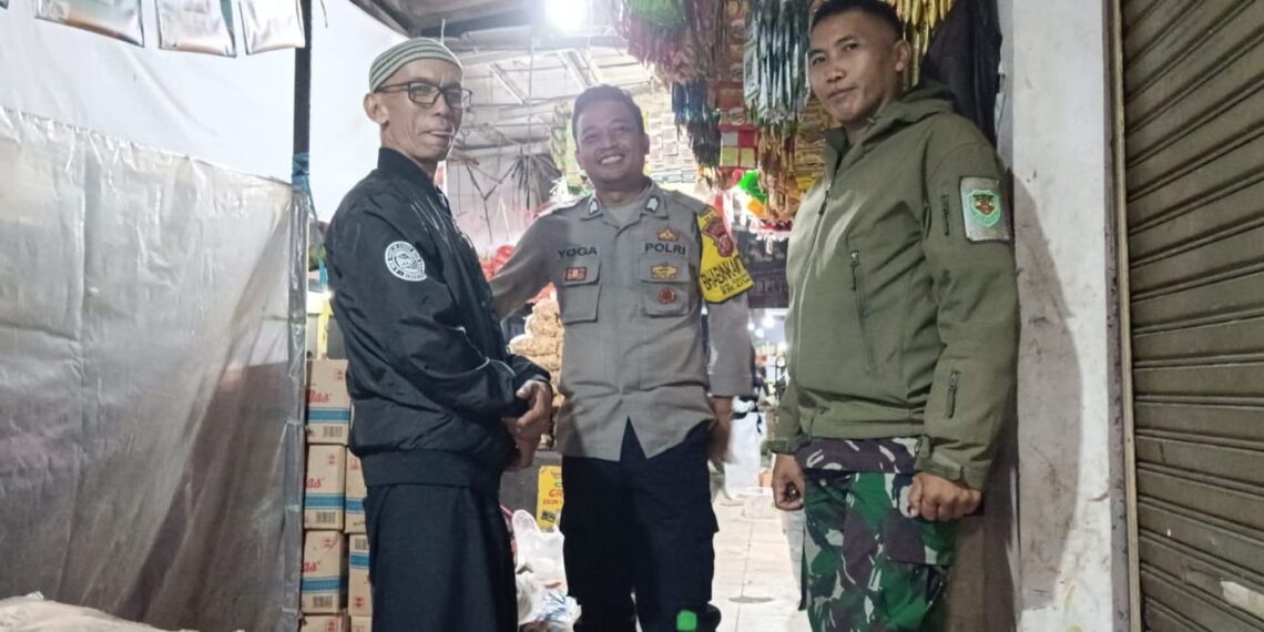 Sinergitas Bhabinkamtibmas Polsek Cisaat dan Babinsa Koramil Cisaat sambangi warga