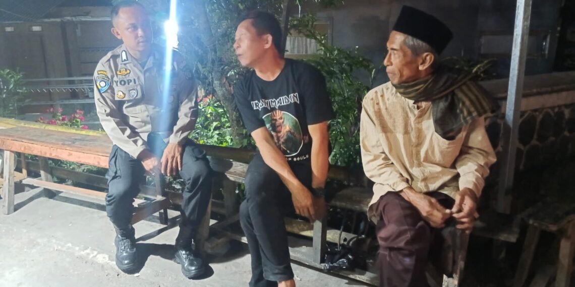 Polsek Kebon Pedes Sambangi Warga Malam Hari Guna Meningkatkan Keamanan