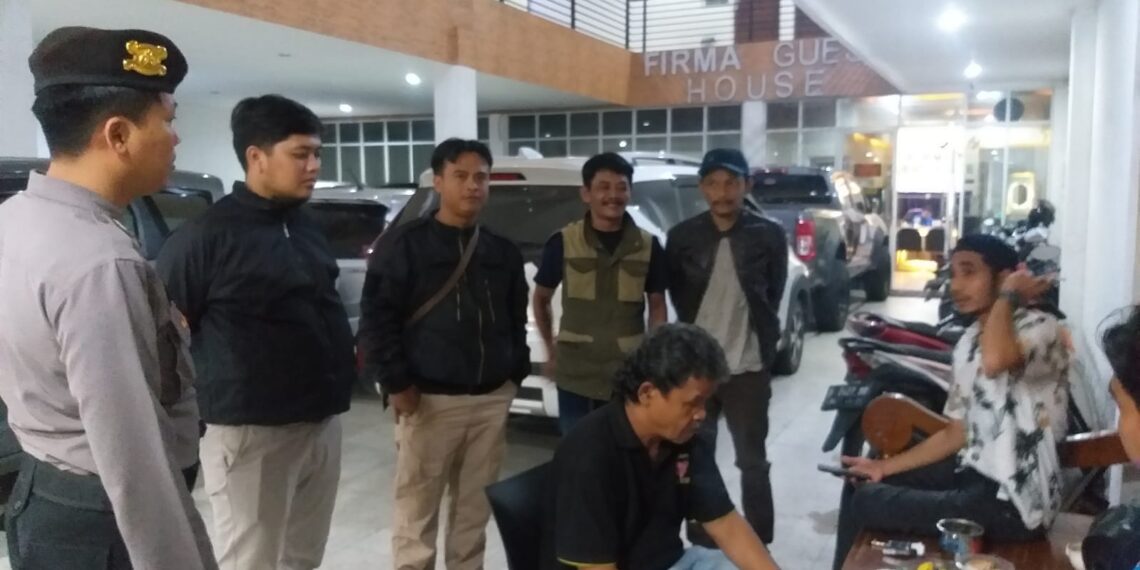 Cegah Gangguan Kamtibmas Personel Polsek Gunungpuyuh Patroli Dialogis Malam Hari