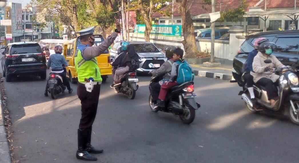 Unit Lantas Polsek Cikole Laksanakan Gatur Pagi