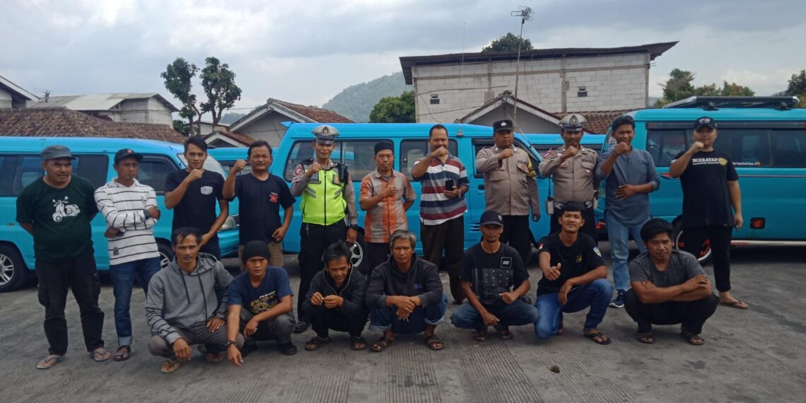 Dikmas Lantas Sosialisasi Perubahan Sirkuit Uji Praktek Sim R2 dan ETLE Serta himbauan Tertib Berlalulintas Kepada Kepada Pengemudi Angkutan Umum