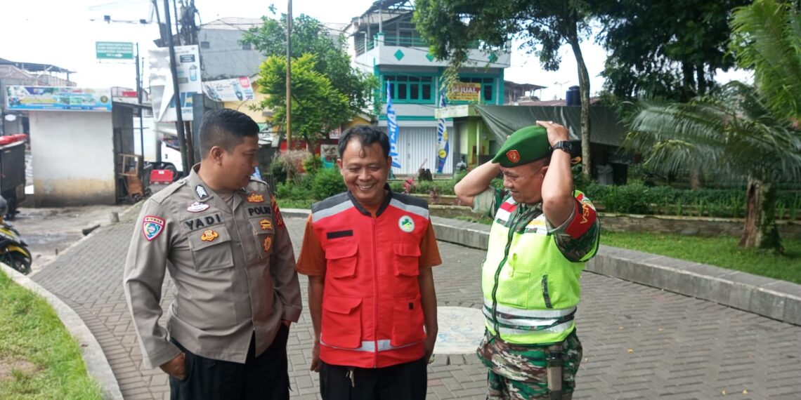 Babinkamtibmas Polsek Cisaat dan Babinsa menjaga Kamtibmas