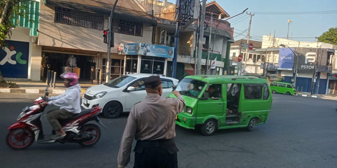 Polsek Gunungpuyuh rutin laksanakan Gatur Pagi, Agar Terciptanya Kamseltibcar Lantas disiang hari diwilayah hukum Polsek Gunungpuyuh