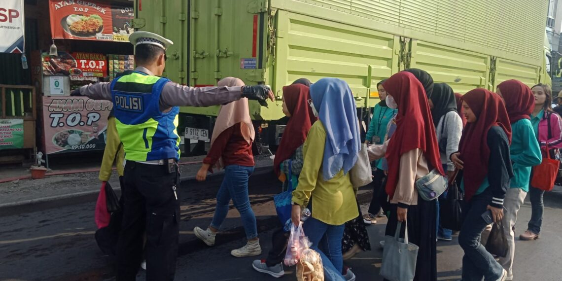 Gatur Lalin Sore Bentuk Pelayanan Unit Lantas Polsek Sukalarang Kepada Masyarakat