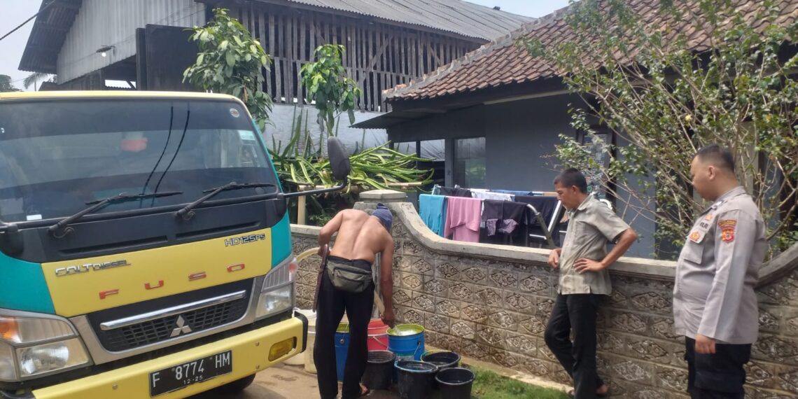 Anggota Polsek Gunungguruh Dampingi Penyaluran Bantuan Air Bersih
