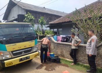 Anggota Polsek Gunungguruh Dampingi Penyaluran Bantuan Air Bersih