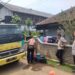 Anggota Polsek Gunungguruh Dampingi Penyaluran Bantuan Air Bersih