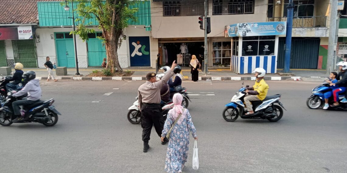 Agar Terciptanya Kamseltibcar Lantas dipagi hari diwilayah hukum Polsek Gunungpuyuh, Polsek Gunungpuyuh rutin laksanakan Gatur Pagi
