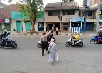 Agar Terciptanya Kamseltibcar Lantas dipagi hari diwilayah hukum Polsek Gunungpuyuh, Polsek Gunungpuyuh rutin laksanakan Gatur Pagi