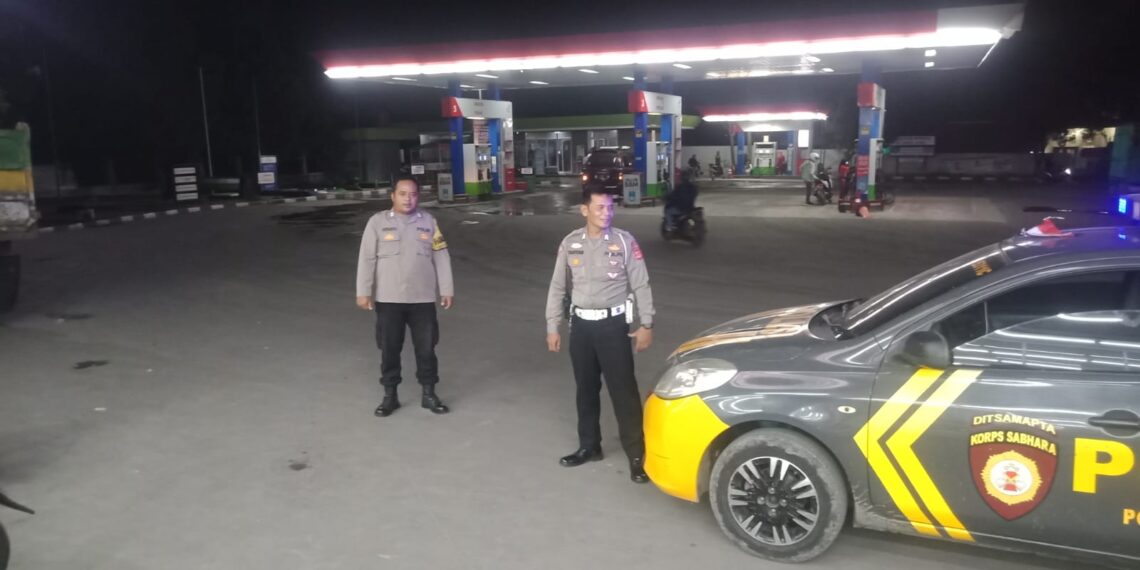 Polisi Polsek Sukalarang Giat Patroli Dialogis Antisipasi Gangguan Kamtibmas Di SPBU