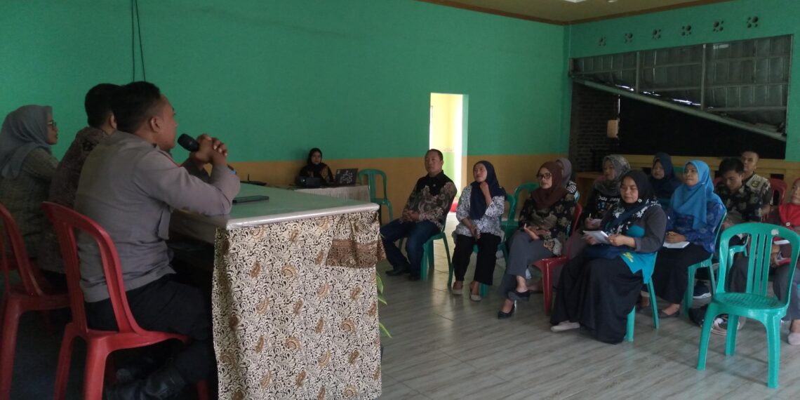 Bhabinkamtibmas Menghadiri Rapat Evaluasi Dan Validasi  Data Gizi Anak dan Ibu Hamil Dalam Rangka Percepatan Penangan Stunting,