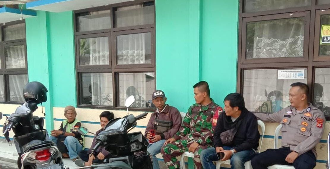 Bhabinkamtibmas Polsek Cikole dan Babinsa Menyerap Informasi Terkait Informasi Gangguan Kamtibmas Dari Warga Setempat