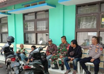 Bhabinkamtibmas Polsek Cikole dan Babinsa Menyerap Informasi Terkait Informasi Gangguan Kamtibmas Dari Warga Setempat