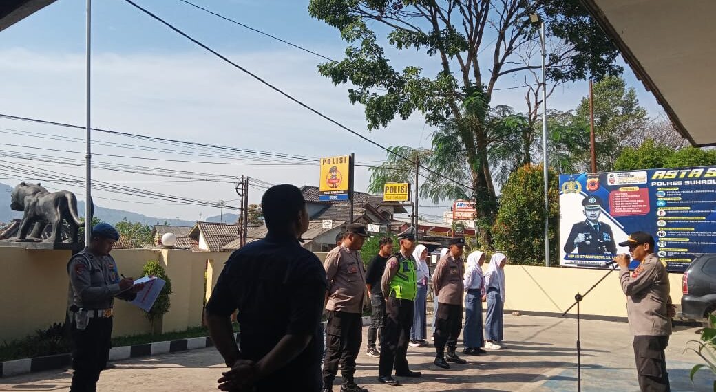 Kapolsek Sukalarang Sampaikan Arahan Kepada Anggota Saat Apel Pagi
