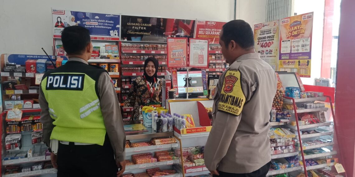 Polisi Polsek Sukalarang Laksanakan Patroli Dialogis Kerawanan Siang Kontrol Minimarket