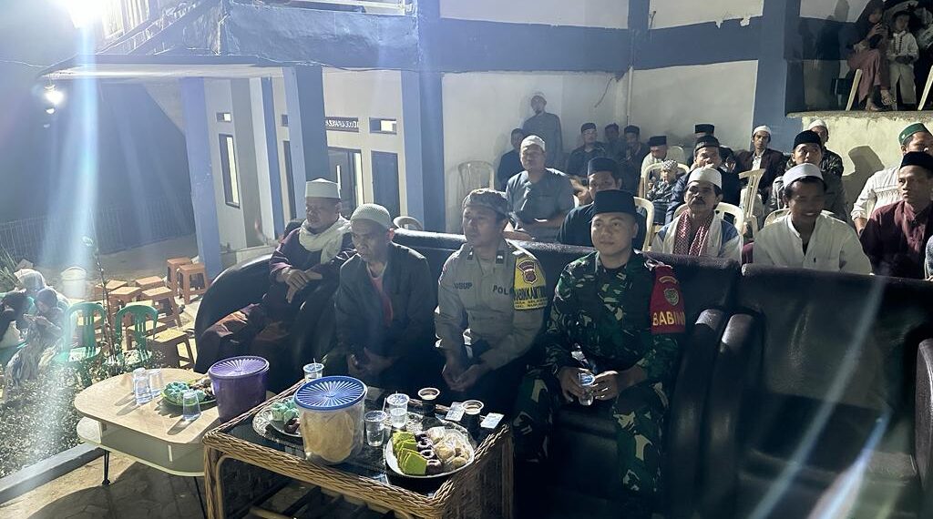 Menghadiri Giat Perayaan Peringatan Maulid Nabi Muhammad SAW Bhabinkamtibmas Selawangi Polsek Sukaraja