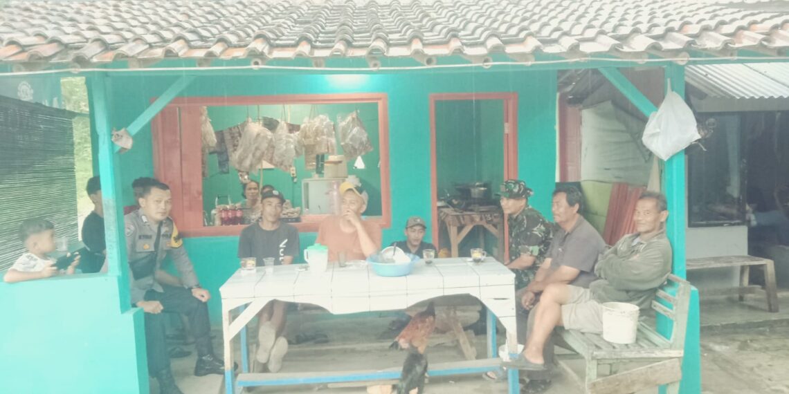 Selalu Sinergi Demi Terciptanya Kamtibmas Kondusif, Bhabinkamtibmas Polsek Cireunghas Polres Sukabumi Kota bersama Babinsa Rutin Sambangi Warga