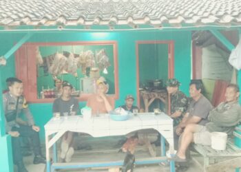 Selalu Sinergi Demi Terciptanya Kamtibmas Kondusif, Bhabinkamtibmas Polsek Cireunghas Polres Sukabumi Kota bersama Babinsa Rutin Sambangi Warga