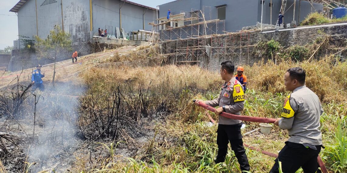 Kapolsek Citamiang lakukan Pengecekan dan pemadaman Kebakaran Lahan Kosong di Kawasan Gudang Bahan Bangunan PT. Sumber Milik Kokoh Perkasa.